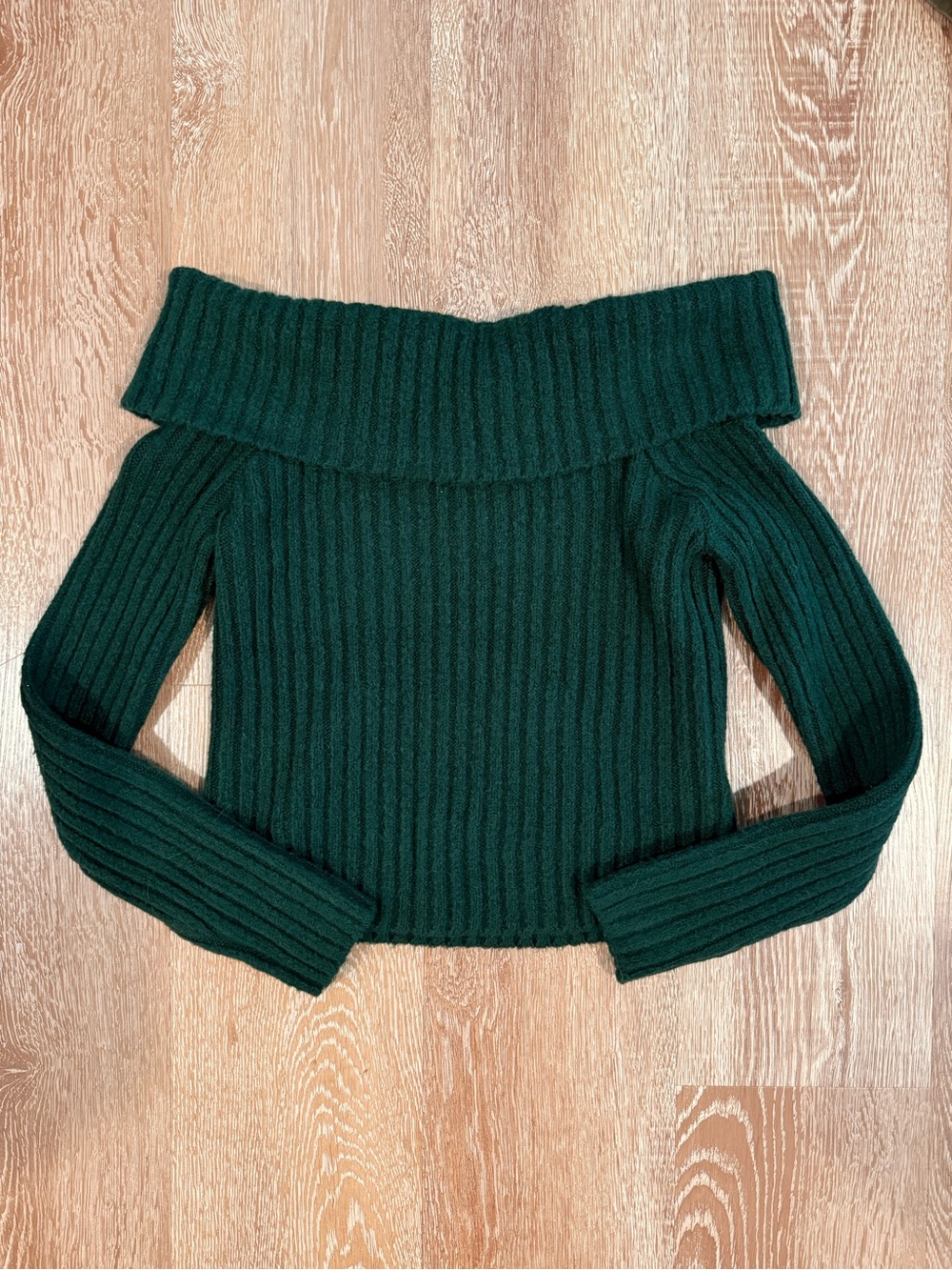 Abercrombie & Fitch green off the shoulder sweater
Size XXS